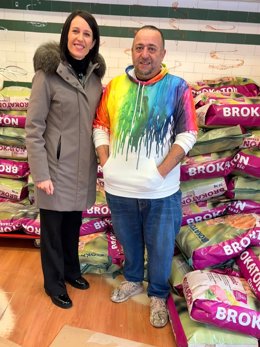 Berta Migueláñez, en el reparto de alimentos organizado por el Ayuntamiento y la Asociación Gestora de Colonias Felinas.