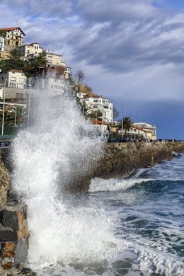 Olas en la playa de Ondarreta de Donostia-San Sebastián