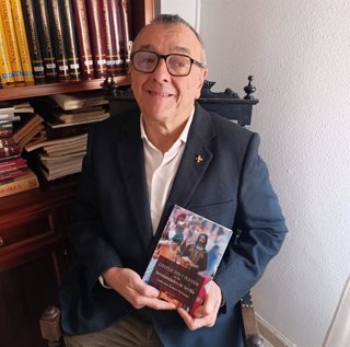 El profesor doctor Carlos José Romero Mensaque con su libro 'Conflictos y pleitos de las hermandades de Sevilla'.