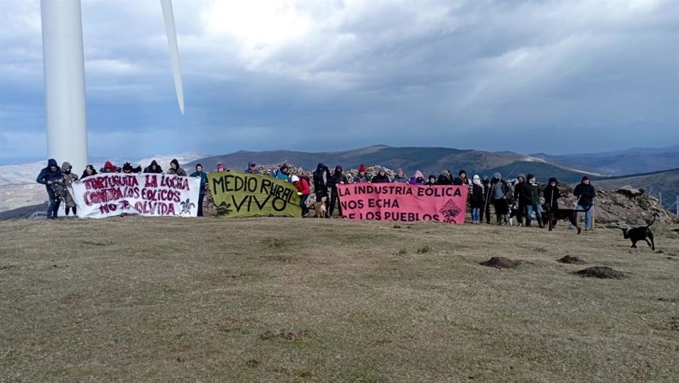 Decenas de manifestantes desafían a 'Ingrid' y protestan contra el parque eólico del Escudo
