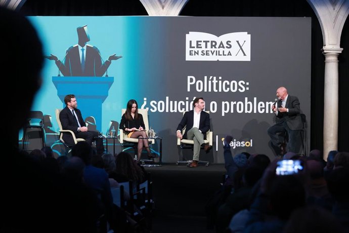 Archivo - El socio director de la consultora RV+, Albert Rivera, el ex diputado de las Cortes Generales, Iván Espinosa de los Monteros y el escritor Arturo Pérez Reverte, durante el X ciclo 'Letras en Sevilla'.