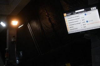 Panells informatius en l'Estació de Fabra i Puig divendres