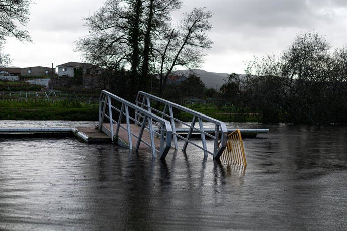 Archivo - Arquivo - Inundação do Clube Náutico O Muiño em Ribadumia, em 26 de outubro de 2023, em Pontevedra, Galícia (Espanha). A Direção Geral de Emergências e Interior da Vice-Presidência Primeira da Junta ativou para hoje o alerta laranja por chuva.