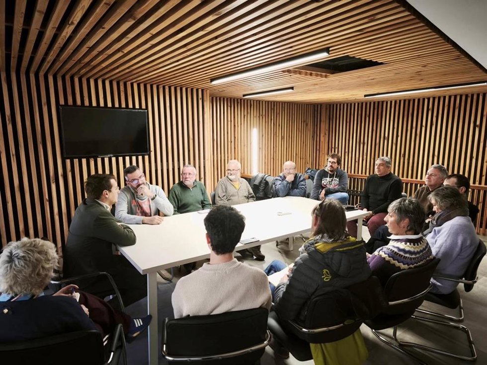 Jorge Pueyo, candiato de CHA a la Presidencia de Aragón, y Javier Carbó, número uno de la lista por la provincia de Teruel, enuna reunión con representantes de la agricultura y la ganadería de la provincia de Teruel.