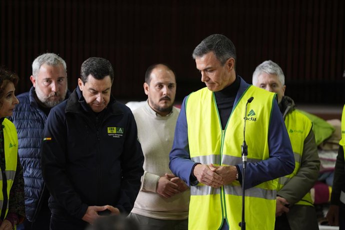 El presidente del Gobierno, Pedro Sánchez, atiende a los medios antes de trasladarse al lugar del accidente. A 19 de enero de 2026, en Adamuz, Córdoba (Andalucía, España). El presidente del Gobierno, Pedro Sánchez, ha asegurado que van a "dar con la verda