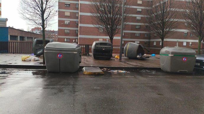 Contenedores tirados por el temporal en Gijón