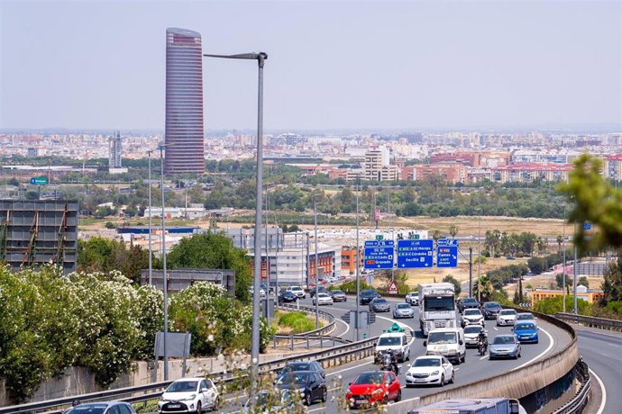 Archivo - Tráfico intenso en las primeras horas en la salida de Sevilla. Imagen de Archivo.