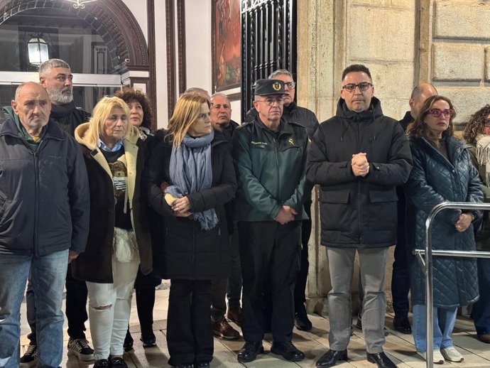 La delegada del Gobierno en la Comunitat Valenciana, Pilar Bernabé, asiste a la concentración silenciosa celebrada en Sueca (Valencia) en memoria del menor de 13 años fallecido presuntamente a manos del padre de un amigo.