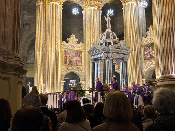 Imagen de la misa presidida por el obispo de Málaga, José Antonio Satué, en memoria de las víctimas de Adamuz.