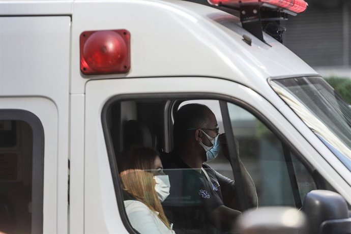 Archivo - Arquivo - (210526) -- SÃO PAULO, 26 de maio de 2021 (Xinhua) -- Um motorista de ambulância ajusta sua máscara facial em São Paulo, Brasil, em 25 de maio de 2021. O Brasil registrou na terça-feira mais 2.173 mortes por COVID-19, elevando o total 