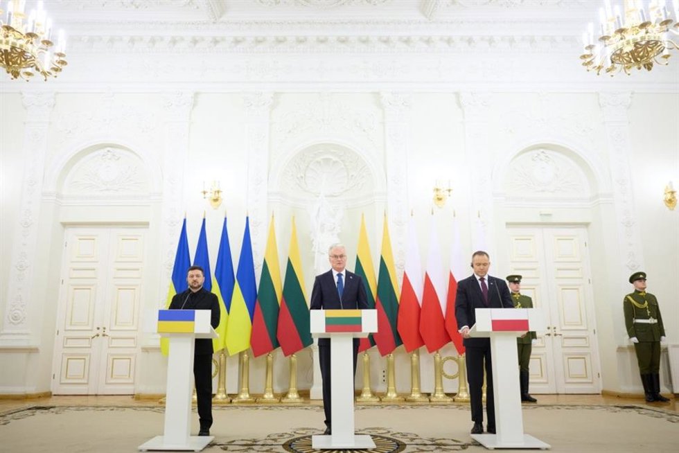 Los presidentes de Ucrania, Volodimir Zelenski; de Lituania, Gitanas Nausedas, y de Polonia, Karol Navrocki