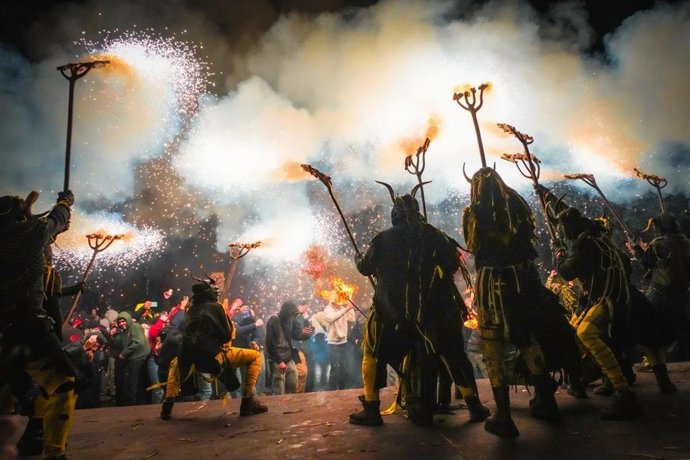 El Correfoc de Sant Sebastià llena el centro de Palma de fuego y 'dimonis'