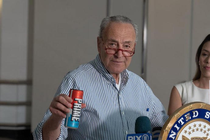 Archivo - July 9, 2023, New York, United States: Senate Majority Leader, Chuck Schumer (D-NY) calls on FDA to investigate PRIME for marketing and caffeine content in New York City. Sen. Schumer standing with mom Leslie Sloane, 9 years old Bennett, 6 years