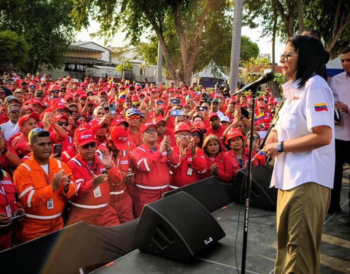 A presidente interina da Venezuela, Delcy Rodríguez, durante o “Encontro com os trabalhadores do setor de hidrocarbonetos”, realizado na Refinaria Puerto La Cruz, no estado de Anzoátegui, Venezuela.