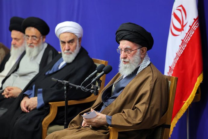 Archivo - October 22, 2025, Tehran, Iran: Iranian Supreme Leader Ayatollah ALI KHAMENEI (R) attends a meeting in Tehran.