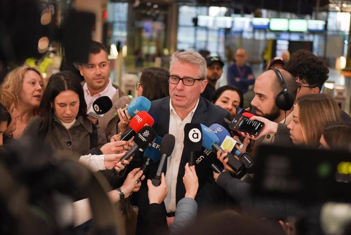 El portavoz de Renfe en Catalunya, Antonio Carmona, atiende a los medios en la estación de Sants, a 23 de enero de 2026, en Barcelona, Catalunya (España). 