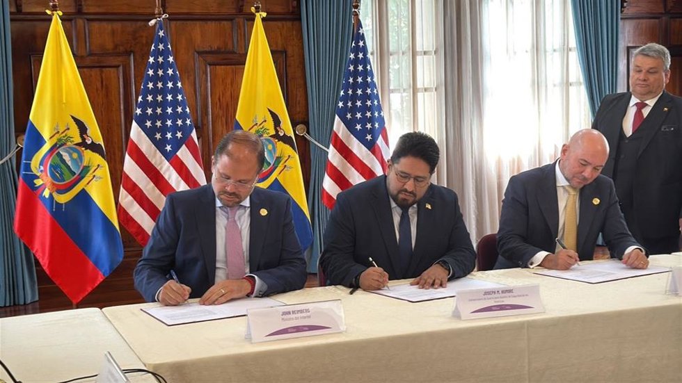El subsecretario del Departamento de Guerra para las Américas, Joseph Humire, en un encuentro con los ministros ecuatorianos de Interior, John Reimberg (a su derecha), y de Defensa, Gian Carlo Loffredo (a su izquierda)