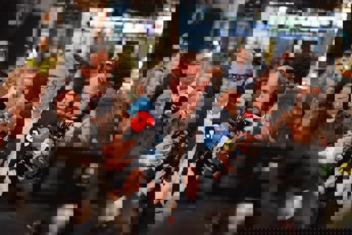 El portavoz de Renfe en Catalunya, Antonio Carmona, en una atención a los medios desde la Estació de Sants (Barcelona)