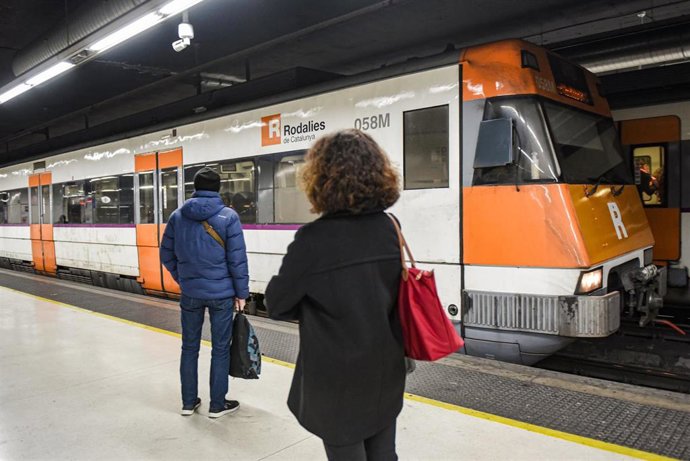 Archivo - Viajeros cogen un tren de rodalies, en la estación de Sants, a 23 de enero de 2026, en Barcelona, Catalunya (España). 