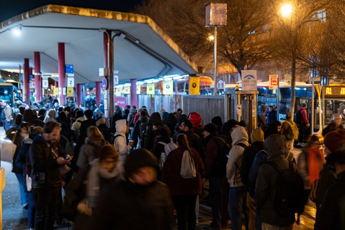 Viajeros esperan para coger un bus en la Estación de Fabra i Puig, a 26 de enero de 2026, en Barcelona, Catalunya (España).