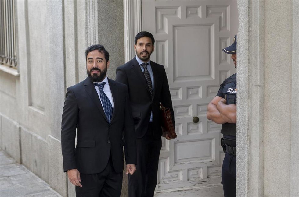 Archivo - El eurodiputado y líder de Se Acabó La Fiesta (SALF), Luis 'Alvise' Pérez (I), a su llegada al Tribunal Supremo, a 5 de junio de 2025, en Madrid (España).
