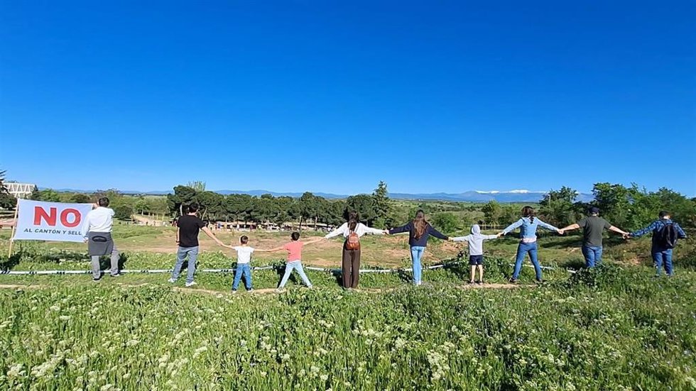 Archivo - Vecinos de Montecarmelo (Madrid) realizan una cadena humana para protestar por la ubicación del cantón de limpieza, el 27 de abril de 2025.
