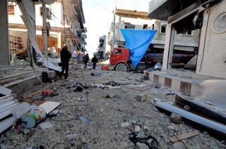 Archivo - Calles llenas de escombros en Kobane, Siria, en medio de los enfrentamientos armados entre las fuerzas kurdas y Estado Islámico durante la guerra civil siria