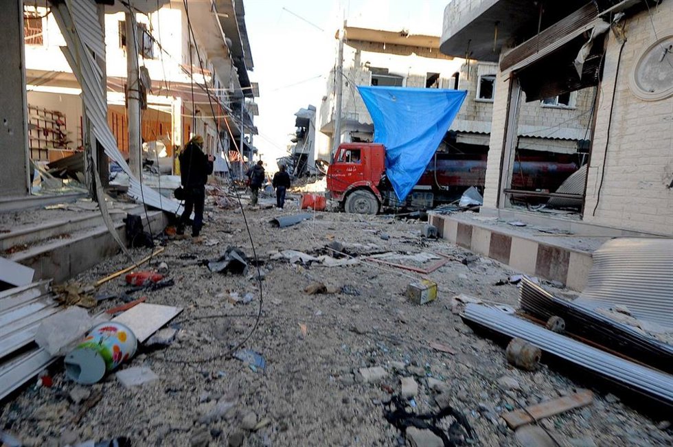 Archivo - Calles llenas de escombros en Kobane, Siria, en medio de los enfrentamientos armados entre las fuerzas kurdas y Estado Islámico durante la guerra civil siria