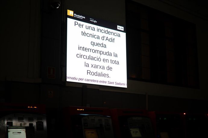 Pantalla en la estación de Fabra i Puig (Barcelona) donde avisa del corte en el servicio de Rodalies