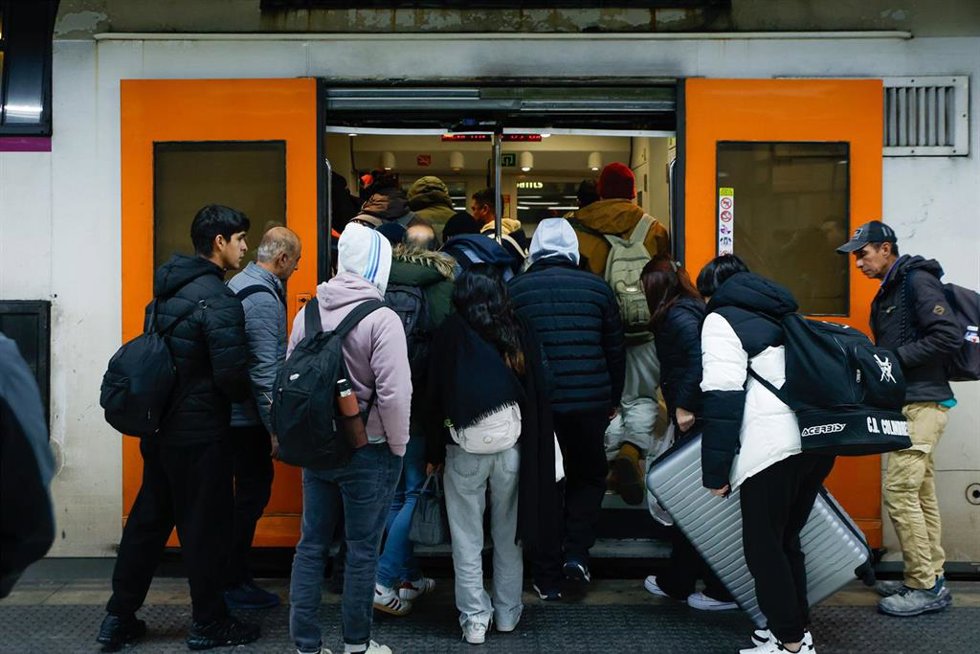 Viajeros cogen un tren en la Estación de Sants, a 26 de enero de 2026, en Barcelona, Catalunya (España). 