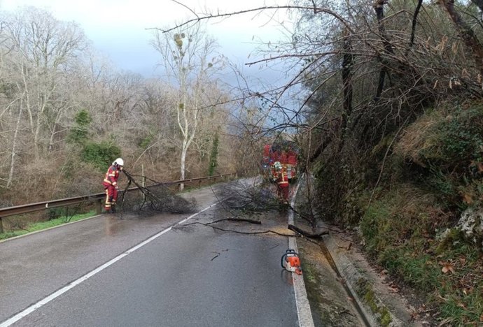 El 112 atiende 22 incidencias por el viento y la lluvia en Cantabria en 12 horas