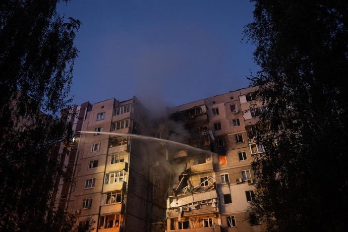 Archivo - Bomberos intentan apagar un incendio tras un ataque del Ejército de Rusia contra la capital de Ucrania, Kiev (archivo)