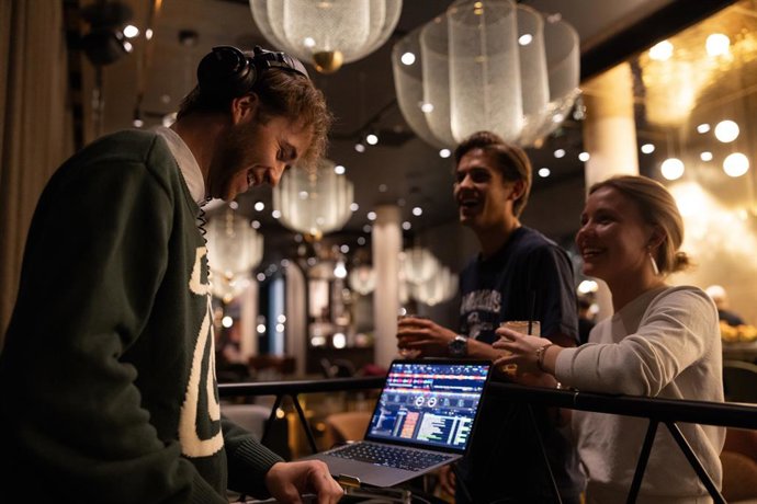 A new European pilot music study by HearDis! in collaboration with Motel One provides the first data-driven evidence of how local music influences the hotel experience