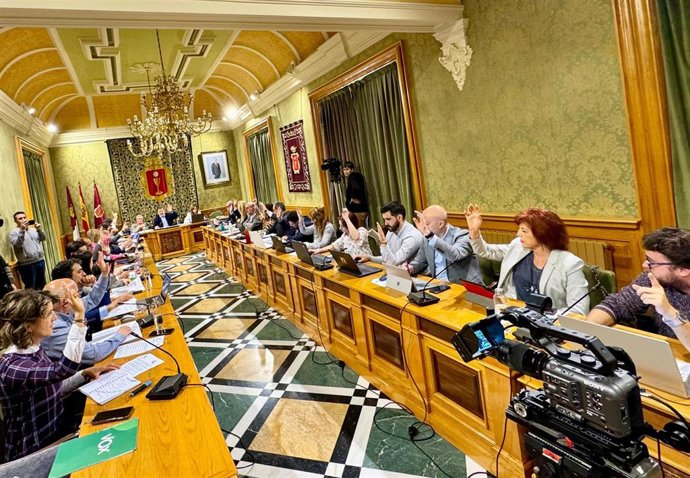 Archivo - Pleno en el Ayuntamiento de Cuenca.