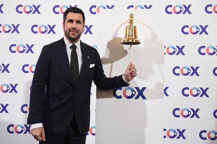 Archivo - El CEO de Cox, Enrique Riquelme, toca la campana durante la ceremonia de salida a Bolsa de Cox, en el Palacio de la Bolsa de Madrid, a 15 de noviembre de 2024, en Madrid (España). El grupo de infraestructuras energéticas y de tratamiento de agua