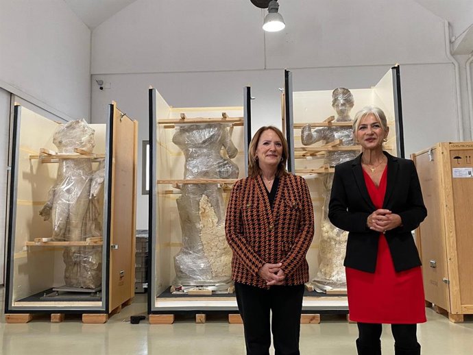 De izquierda a derecha, la actual directora del Museo Arqueológico, María Soledad Gil de los Reyes, y la consejera de Cultura, Patricia del Pozo.