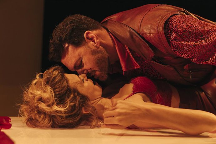 Archivo - La Sala Russafa de València pone en escena, del 29 de enero al 15 de febrero, 'Las amistades peligrosas' en una versión que "conecta el siglo XVIII y el XXI".