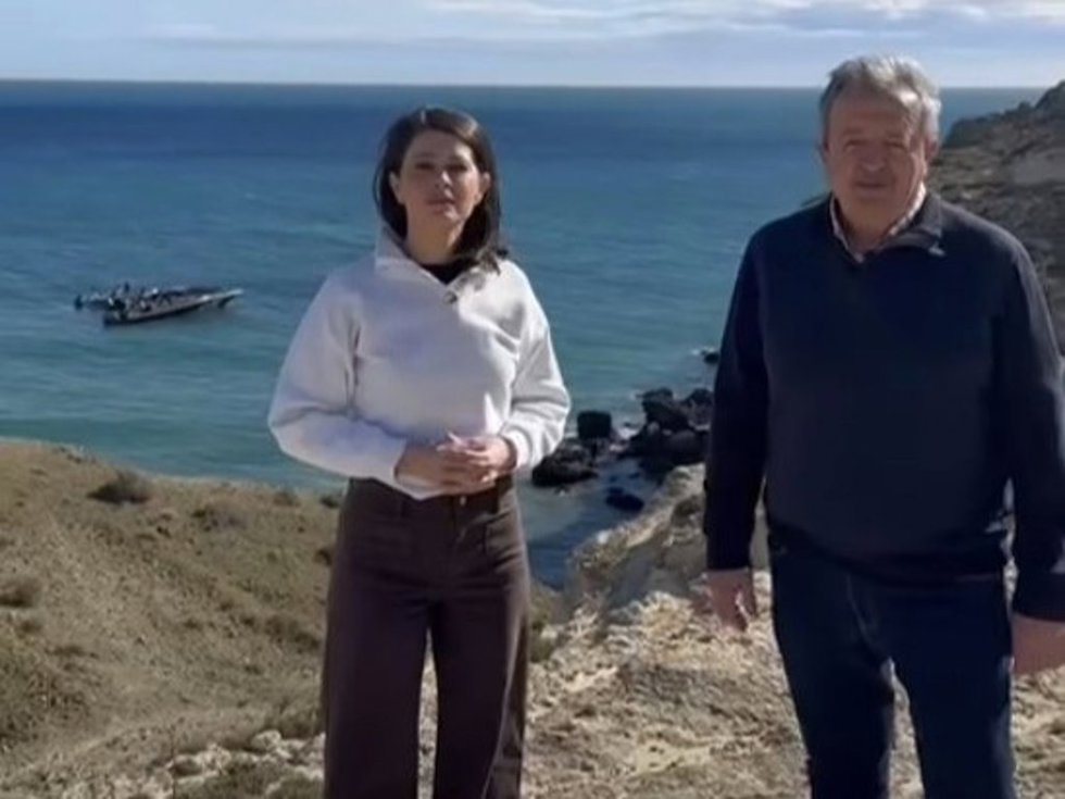 La parlamentaria andaluza del PP Ángeles Martínez y el alcalde de Pulpí (Almería), Juan Pedro García (PP), en el litoral de San Juan de los Terreros (Pulpí).