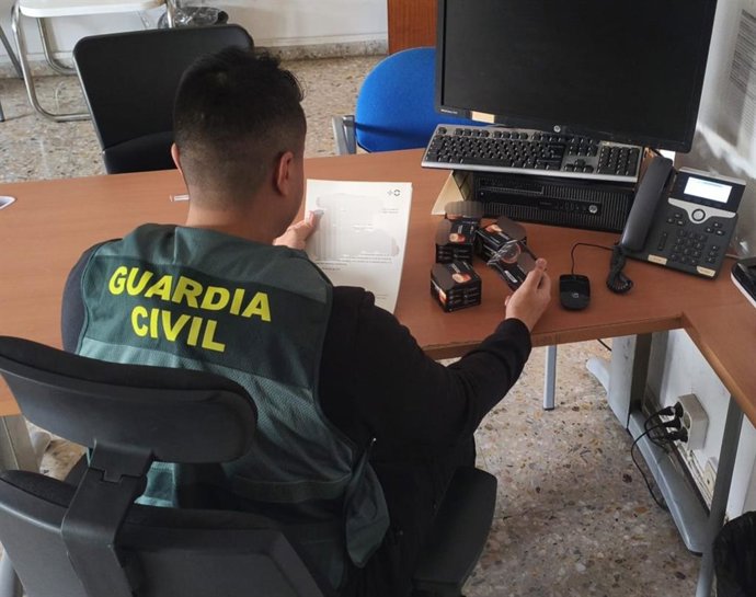 Un agente de la Guardia Civil delante de un ordenador.