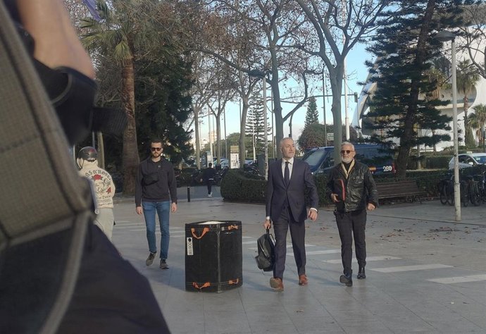 Marcos Benavent (dcha) acompañado de su abogado, Juan Carlos Navarro (izq)