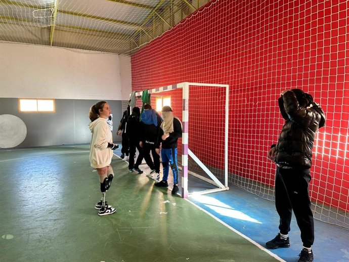Sarah Almagro durante una de las actividades desarrolladas con los menores del CIMI Tierras de Oria (Almería).