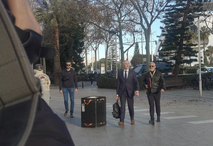 Marcos Benavent (dreta) acompanyat del seu advocat, Juan Carlos Navarro (esq)