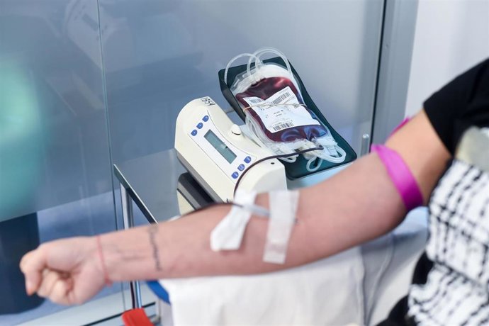 Archivo - Una persona dona sangre, foto de archivo.