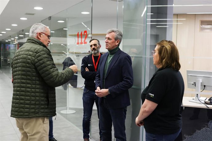 El presidente de la Xunta, Alfonso Rueda, visita la sede de la Axencia Galega de Emerxencias-112 Galicia.