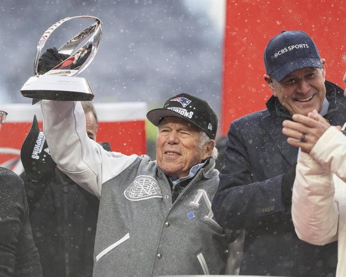 Robert Kraft, propietario de los New England Patriots, levanta el trofeo de campeones de la Conferencia Americana de la NFL