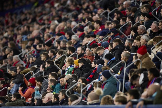 Aficionados de CA Osasuna, durante el partido de LaLiga EA Sports 2025-26 ante el Athletic Club en El Sadar.