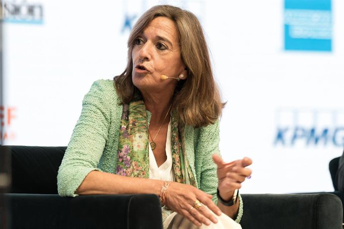 Archivo - La presidenta de UNESPA, Mirenchu del Valle, interviene en la segunda jornada del XVI Encuentro Financiero del sector bancario, organizado por 'Expansión', KPMG, American Express y Cunef Universidad, en el auditorio El Beatriz, a 7 de octubre de
