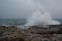 El temporal va remitiendo en Baleares: desactivada la alerta naranja por tormentas pero persisten el viento y las olas