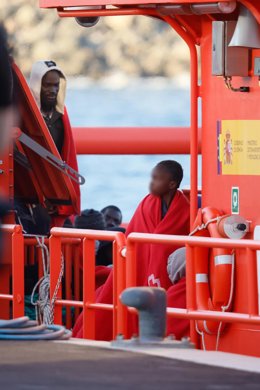 Varios migrantes son rescatados y trasladados por Salvamento Marítimo al puerto de Arguineguín.