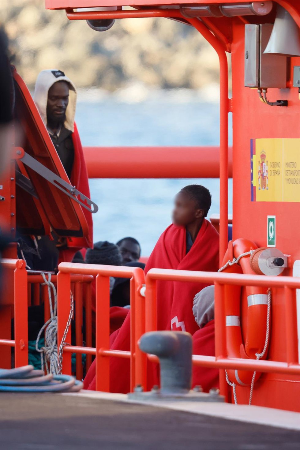 Varios migrantes son rescatados y trasladados por Salvamento Marítimo al puerto de Arguineguín.